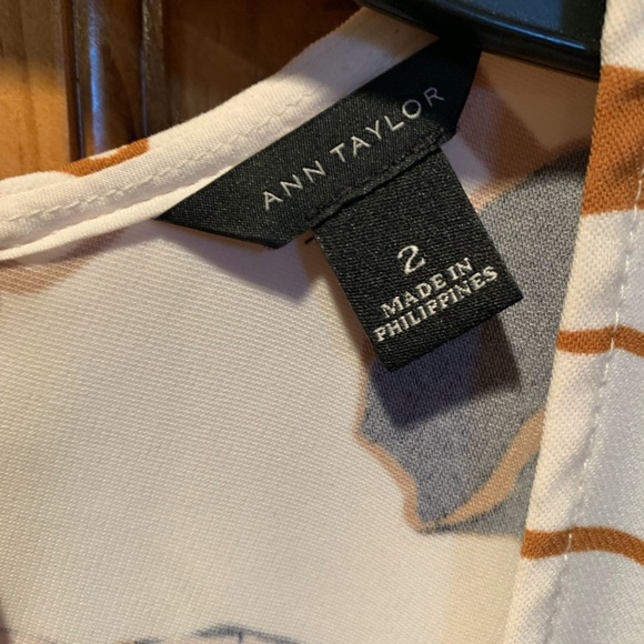 Ann Taylor Pleated Floral V-neck Dress Size 2 - Picture 4 of 6